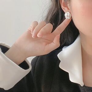 White Camellia Flower Enamel Stud Earrings Elegant Floral Classic Style NWT